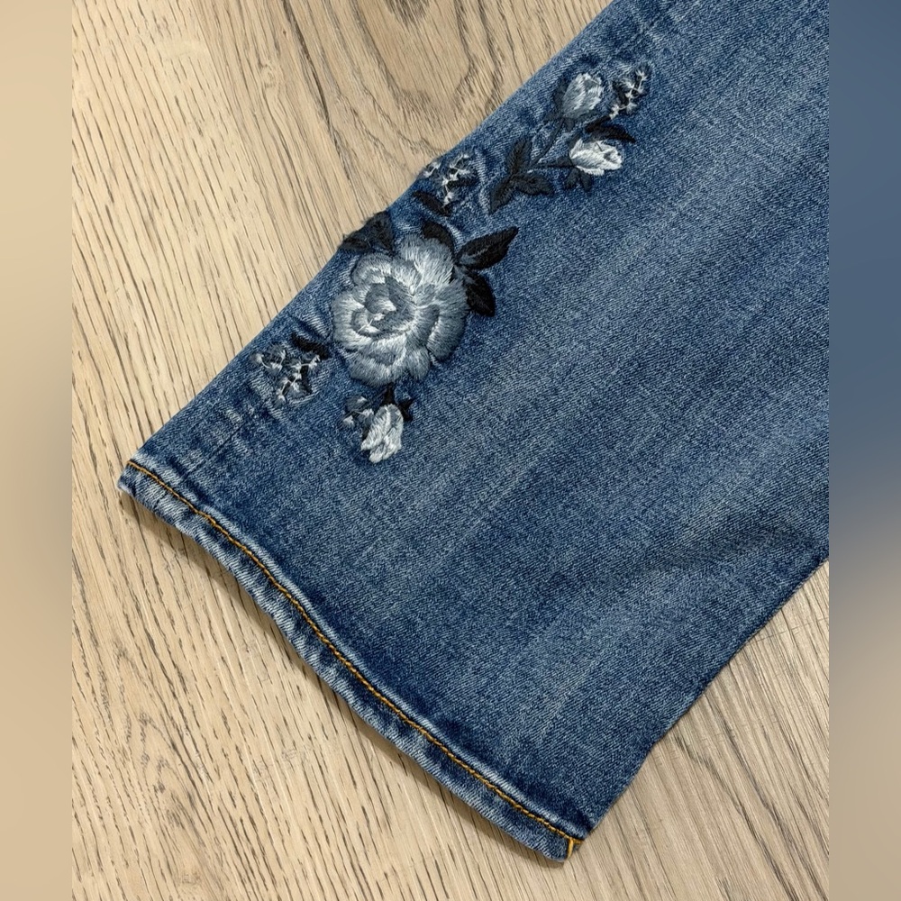 DRIFTWOOD Kelly Flare Jeans Blue Floral Embroidering Size 28 /33 (6US) WORN ONCE - Picture 3 of 11